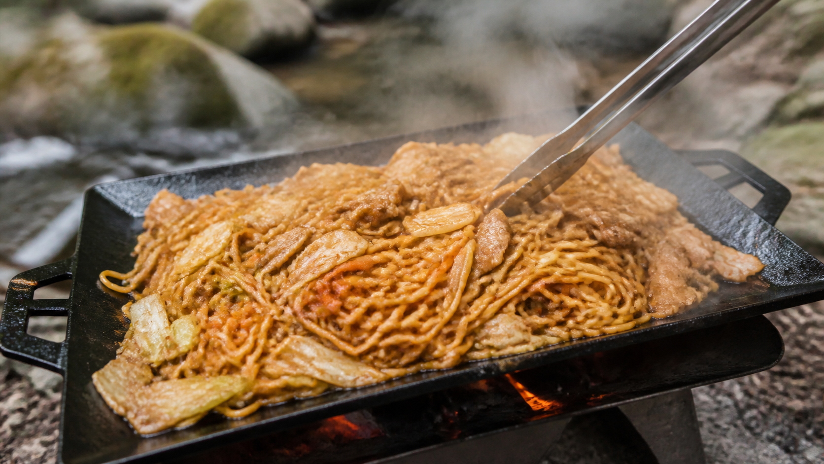 ホットサンドを作るキャンプの朝